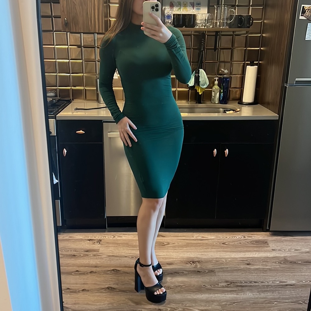 Slinky sexy turtleneck midi dress 💚